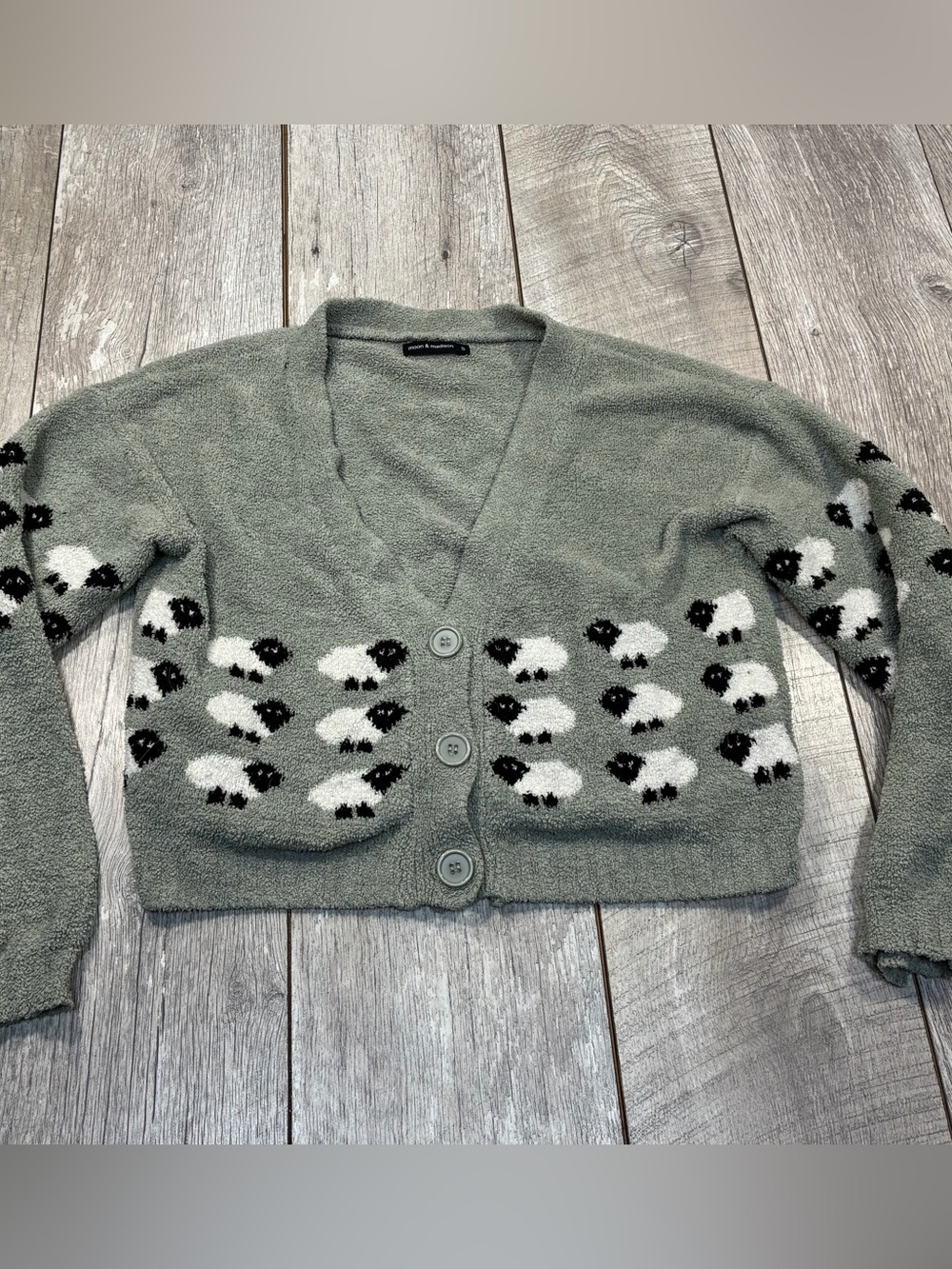 Moon & Madison Light Gray Sheep Motif Cropped Cardigan size small